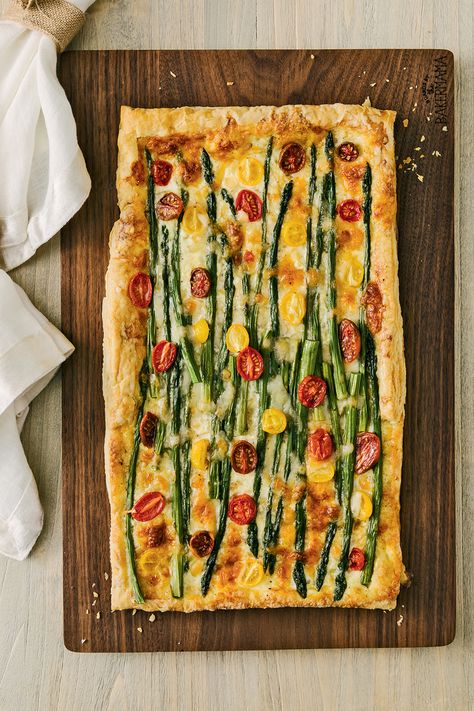 Cheese Tart Recipe, Best Asparagus, Puff Pastry Recipes Savory, Spring Appetizers, Asparagus Tart, Parmesan Asparagus, Puff Pastry Tart, Cheese Tart, Easter Menu