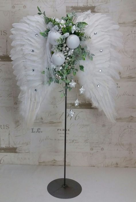 Angel Ornaments Diy, Christmas Angel Decorations, Contemporary Christmas Trees, Diy Angel Wings, Church Flower Arrangements, Christmas Themes Decorations, Christmas On A Budget, Christmas Tree Wreath, Christmas Projects Diy