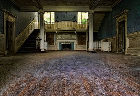 Abandoned Mansion, Northern Virginia. Check out link, very cool pictures of the lovely forgotten home. Abandoned Mansion For Sale, Abandoned Plantations, Abandoned Mansion, Old Abandoned Houses, Old Mansions, Casa Exterior, Abandoned Mansions, Empty Room, Mansion Interior