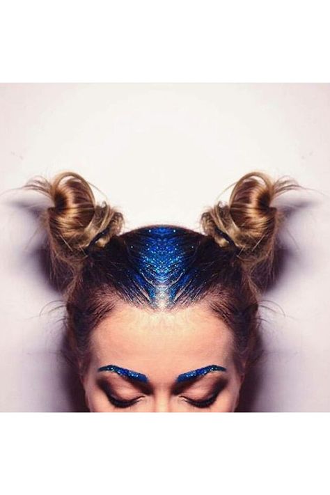 Glitter Roots: The Kit How To Do It Step By Step Tutorial Beauty Idea (Vogue.co.uk) Glitter Roots Hair, Glitter Eyebrows, Glitter Roots, Alien Makeup, Fest Outfits, Make Up Inspiration, Festival Hair, Fantasias Halloween, Festival Makeup