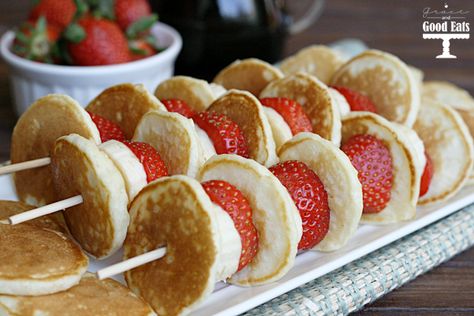 Strawberry Banana Pancake Skewers- could easily use other fruits and would be yummy drizzled with nutella or syrup! Pancake Skewers, Strawberry Banana Pancakes, Fruit Crepes, Pancake Mix Recipes, Banana Pancake, Bakery Shop Design, Crepe Cakes, Mille Crepe, Wonderful Wednesday