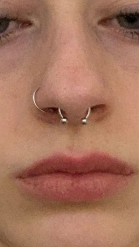 Cute Peicerings Face, Septum With Nose Piercing, Nose And Septum Piercing, Nostril And Septum Piercing Together, Septum And Nose Piercing Together, Septum And Nostril Piercing, Nose Pricing, Nostril And Septum, Septum Piercing Aesthetic