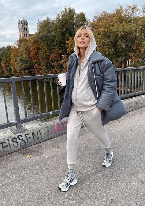 Cashmere Tracksuit, Cute Baby Bump, Maternity Sweatpants, 32 Weeks Pregnant, Winter Maternity Outfits, 2023 Fashion Trends, Sweats Outfit, Preggo Fashion, Maternity Chic