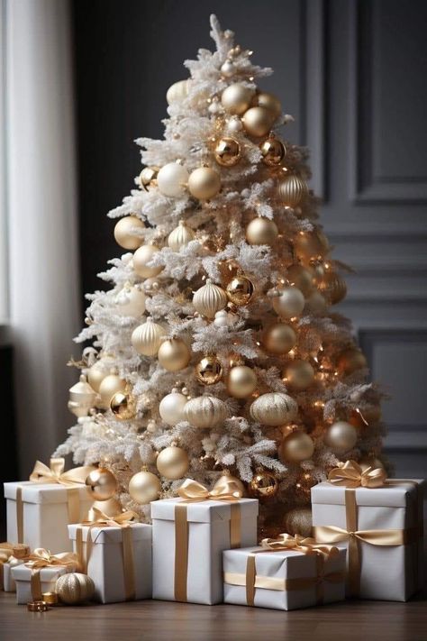 Creme Christmas Tree, White Gold Christmas Tree Decorations, White Tree Gold Decorations, Christmas Tree With White And Gold Ornaments, Golden White Christmas Tree, Beige And White Christmas Decorations, Cream Color Christmas Tree, White Tree Gold Ornaments, Decorated White Christmas Trees Ideas