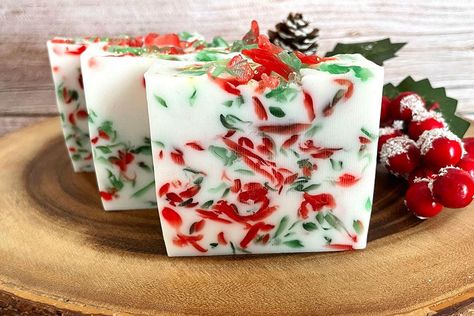 Christmas Melt And Pour Soap, Confetti Soap, Christmas Soaps, Christmas Crafts To Make And Sell, Christmas Confetti, Soap Melt And Pour, Handmade Soap Recipes, Soap Tutorial, Diy Confetti