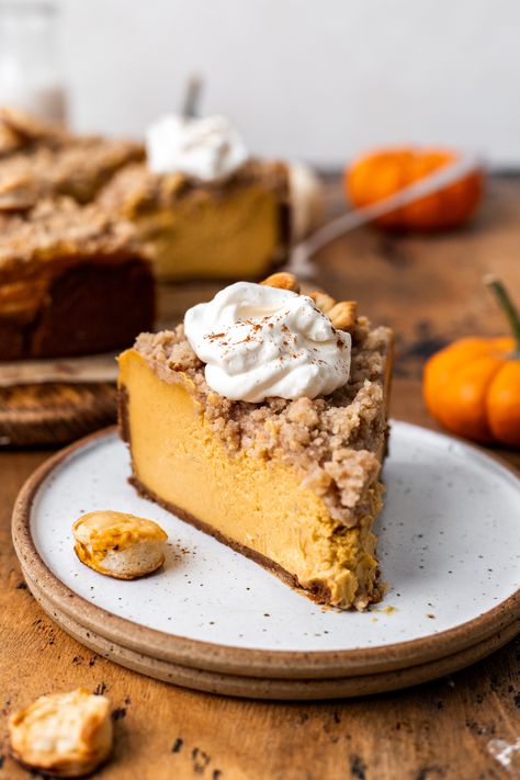 Vegan Pumpkin Cheesecake Recipe, Vegan Pumpkin Cheesecake, Streusel Pie, Culinary Photography, Vegan Pumpkin Pie Recipe, Banana Diaries, Pumpkin Streusel, Vegan Pecan Pie, Vegan Pecan