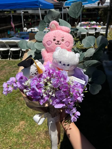 Plushie Bouquet Aesthetic, Bt21 Flower Bouquet, Bt21 Bouquet, Kpop Flower Bouquet, Bts Flower Bouquet, Graduation Gift Ideas For Best Friend, Bts Bouquet, Graduation Bouquet Ideas, Plushie Bouquet