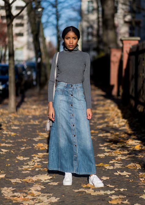 19 Ways to Wear Your Denim Skirt Denim Skirt Winter, Long Denim Skirt Outfits, Long Jean Skirt Outfits, Denim Skirt Outfit Winter, Long Denim Skirt Outfit, Pleated School Skirt, Engagement Photos Outfits Fall, Maxi Skirt Winter, Latina Outfit Ideas