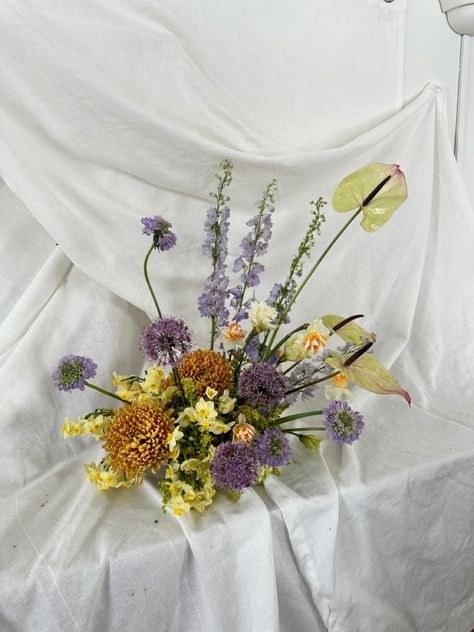 Combing an unpopular color palette of yellows and purples, we love her! Green Purple Yellow Wedding, Purple And Yellow Flower Arrangements, Purple And Yellow Bouquet, Purple Elements, Yellow Flower Arrangements, Purple Color Schemes, Yellow Bouquets, Spring Centerpiece, Front Landscaping