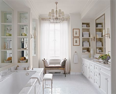 All White Bathroom, Pretty Bathrooms, Chandelier Decor, White Shelves, Casa Container, White Rooms, Top Interior Designers, Elegant Interiors, White Bathroom