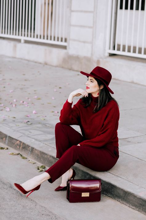 Burgundy Outfit | Monochrome Fashion & Style | Laura Lily Mode Monochrome, Burgundy Outfit, Monochromatic Fashion, Cool Winter, Monochromatic Outfit, Monochrome Outfit, Monochrome Fashion, Outfit Trends, Red Outfit