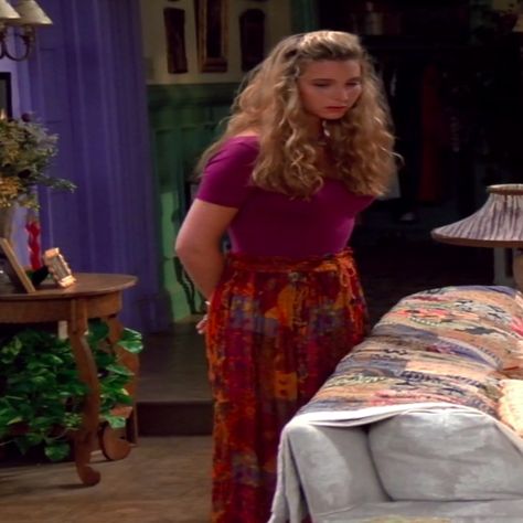 This flowy outfit from Phoebe that's the definition of a new style I've just made up called, "ethereal chill". Rachel Monica And Phoebe, Best Friends Outfits, Monica And Phoebe, Lisa Kudrow Friends, Phoebe Buffay Outfits, Flowy Outfit, 90s Fashion Party, Friends Phoebe, Friends Outfits