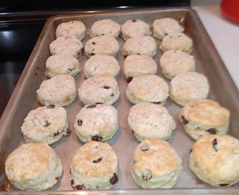 Bannock Recipe, Biscuit Bread, Kitchen Recipes, Bread Baking, A Bowl, Delicious Food, Raisin, Buns, Baking Powder