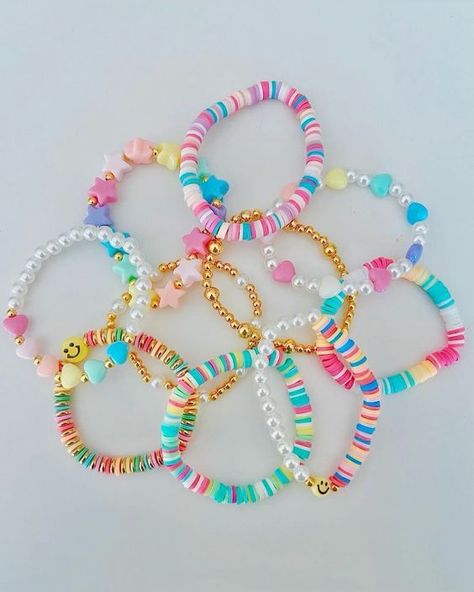 Bracelet Organization Ideas, Clay Bead Business, Preppy Bracelet Ideas, Clay Bead Inspo, Cute Bracelet Ideas, Kpop Bracelet, Bead Business, Clay Bead Ideas, Make Clay Beads