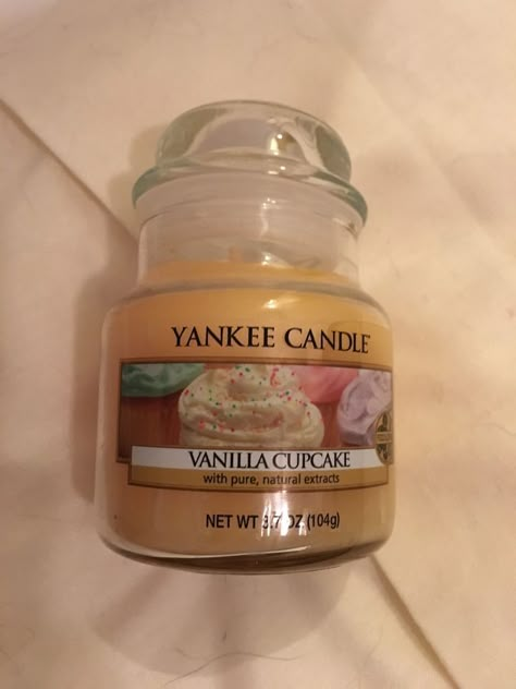 Yankee Candle Aesthetic, Coquette Candles, Yankee Candle Vanilla, Candle Obsession, Best Smelling Candles, Candle Vanilla, Yankee Candles, Pretty Candle, Candle Aesthetic