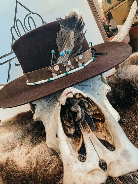 Hat Pins How To Use, Turquoise Hat Pin, Leather Hat Bands Diy, Turquoise Hat Band, Western Hat Pins, Diy Leather Hat Band, Cowboy Hat Accessories, Hat Pins Vintage, Womens Cowboy Hats