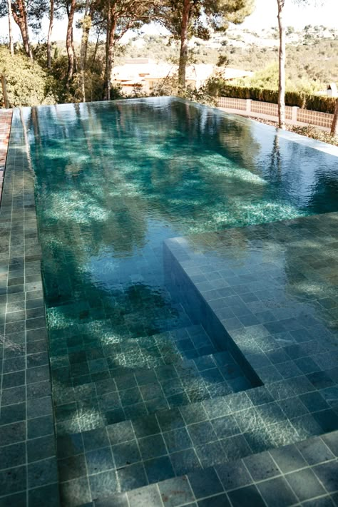 Ca La Pinada - Bataille Living Dark Green Pool, Dark Green Pool Tiles, Dark Pool Tile, Outdoor Pool Design, Green Tile Pool, Green Pool Tiles, Green Swimming Pool, Large Pool, Pool Color Ideas