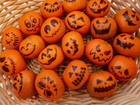 Mandarin Orange Pumpkins, Halloween Tangerines, Pumpkin Painting Party Snacks, Tangerine Pumpkins, Clementine Pumpkins, Buffet Halloween, Halloween Snacks For Kids, Halloween Food Ideas, Healthy Halloween Treats