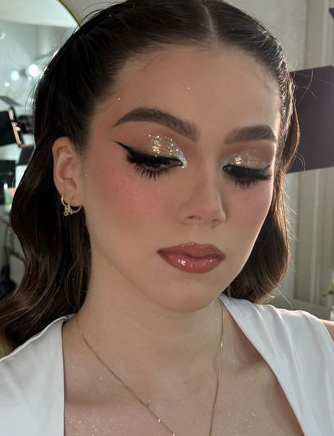 Light Quince Makeup, Make Up Fiesta, Glitter Glam Makeup, Golden Eye Makeup, Holiday Party Makeup, Maquillage Yeux Cut Crease, Sparkly Makeup, Makeup Inspired, Prom Eye Makeup