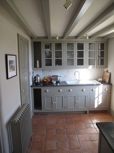 Grey cupboards and terracotta tiles.... try Farrow and Ball Manor House Grey for this Modern Country kitchen Grey Tile Kitchen Floor, Grey Cupboards, Trendy Kitchen Tile, Modern Country Kitchens, Kitchen Grey, Trendy Kitchen Colors, Modern Cupboard, Saltillo Tile, Grey House