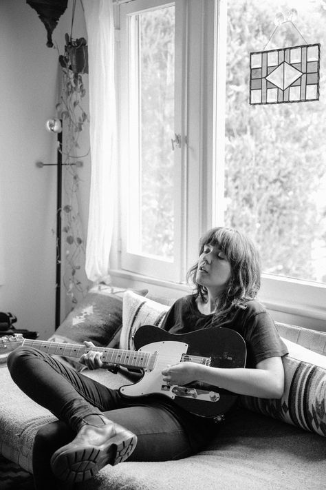 Courtney Barnett Is Gonna Say Whatever She Wants | GQ Guitarist Photography, Profile Shoot, Courtney Barnett, Musician Portraits, Musician Photography, Best Guitar Players, Cat Power, Toni Braxton, Music Pics