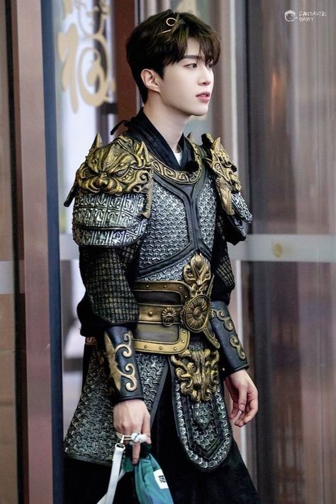 Chinese Traditional Dress Men, Asian Armor, Pre College, Chinese Armor, Gold Armor, Warrior Costume, Warrior Outfit, Chinese Warrior, Chinese Traditional Dress