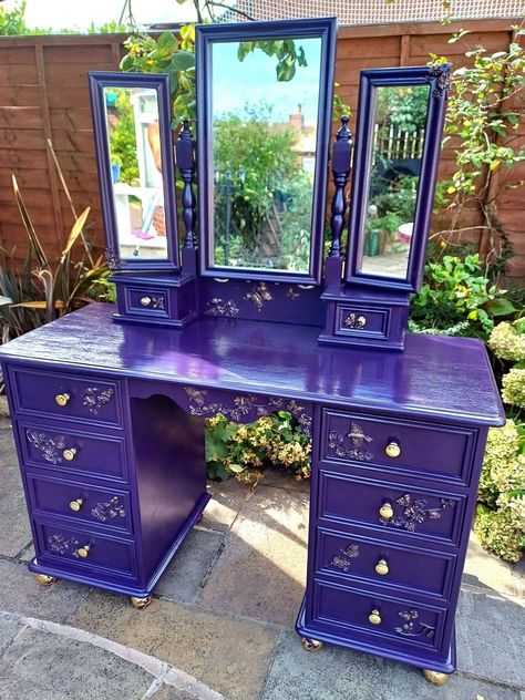 Restored Furniture Ideas, Purple Bedroom Inspirations, Gold Dressing Table, Resin Moulds, Purple Furniture, Purple Resin, Dark Home Decor, Goth Home Decor, Dark Home