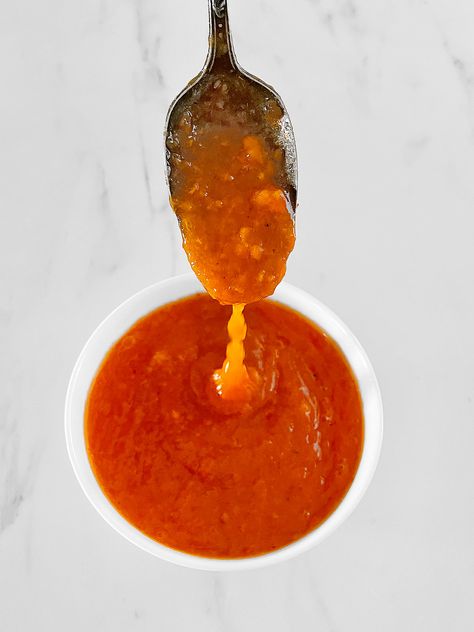 Persimmon pulp being spooned into a bowl. Persimmon Puree, Persimmon Pulp, Good Peach Cobbler Recipe, Persimmon Cookies, Persimmon Pudding, Fresh Peach Recipes, Fresh Peach Cobbler, Monster Munch, Persimmon Fruit