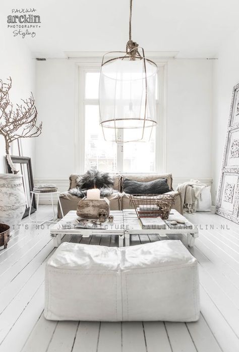 Winter Whites Shabby Chic Living Room Design, White Lights Living Room, Paulina Arcklin, Scandinavian Style Home, Shabby Chic Living, Interior Minimalista, Shabby Chic Living Room, Scandinavian Interior Design, Chic Living Room