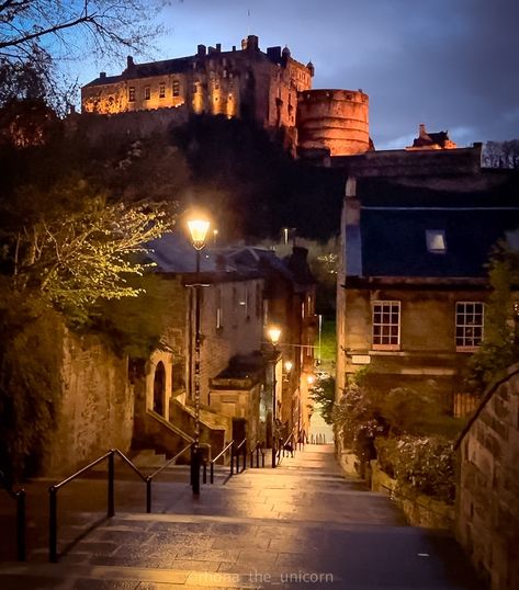 Not your typical castle view 🏰 The Vennel’s evening glow is a different kind of Edinburgh magic … 😍🔥 📍The Vennel, Edinburgh Follow for more Edinburgh inspiration @rhona_the_unicorn 💌 #thevennel #edinburghcastle #edinburghstory #beautifuldestinations #forbestravelguide #hiddenscotland #hiddenedinburgh #oldtownedinburgh #grassmarket #postlamp #travelphotography #scottishlandscape #darkacademia #lightacademiaaesthetic #edinburghaesthetics #nightphotography #earthcapture Edinburgh Nightlife, Edinburgh Aesthetic, Edinburgh Scotland Travel, Old Town Edinburgh, Edinburgh Travel, Light Academia Aesthetic, Edinburgh Castle, Scottish Landscape, Edinburgh Scotland