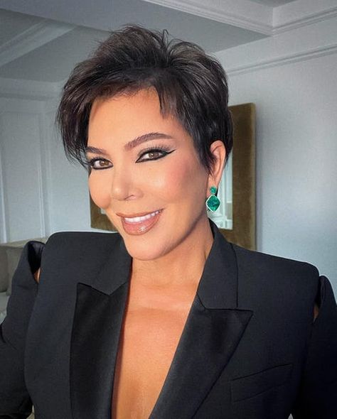 Kris Jenner Makeup, Kris Jenner Haircut, Kris Jenner Hair, Kris Kardashian, Brown Lip Gloss, Jenner Makeup, Kardashians Jenner, Hair Haircuts, Bob Haircuts For Women