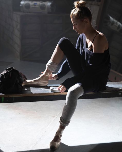 Dance Class Outfit, Ballet Inspired Fashion, Class Outfits, Dance Gear, Ballerina Outfit, Hailey Baldwin Style, Class Outfit, Ballerina Style, Ballet Clothes