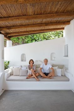 BANCOS DE ALVENARIA | CASA TRÈS CHIC | Bloglovin’ Beautiful Patios, Roof Garden, Terrace Garden, Tropical Garden, Outdoor Rooms, Design Case, Beach House Decor, Garden Room, Pool House