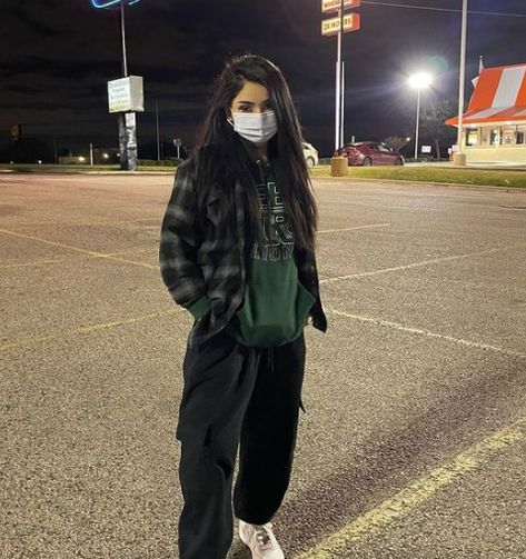 Flannel With Hoodie Outfit, Flannel And Hoodie Outfit, Winter Flannel Outfits, Hoodie And Flannel Outfits, Shotting Photo, Tomboy Style Outfits, Streetwear Fashion Women, Teenager Outfits, Swaggy Outfits