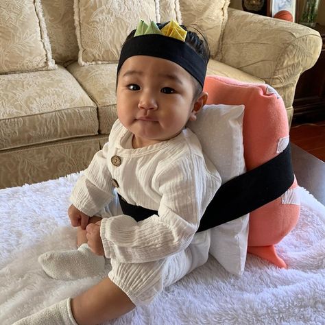 Baby Sushi Costume. So stinkin' cute. Baby Sushi Costume, Jojo Halloween, Sushi Halloween Costume, Sushi Halloween, Sushi Costume, Monthly Photoshoot, Baby Easter Outfit, Custom Baby Clothes