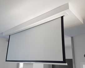 DIY customise and personnalise your interior Studio Mezzanine, Home Projector Screen, Projector Screen Ideas, Beacon House, Ceiling Projector, Normal School, Home Cinema Room, Cove Lighting, Remodeling Mobile Homes