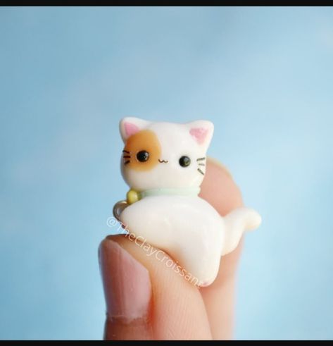 Polymer Clay Cat, Chat Kawaii, Polymer Clay Kawaii, Clay Crafts Air Dry, Polymer Clay Diy, Polymer Clay Animals, Cute Polymer Clay, Polymer Clay Miniatures, Clay Animals