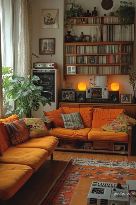 Retro Design Living Room, 60 Room Aesthetic, 70s Style Room Decor, 50s Aesthetic Interior Design, House Interior 70s, Dark Retro Living Room, Living Room Designs Retro, Mod Room Ideas, Cosy Vintage Living Room