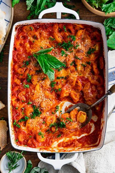 4-ingredient Baked Tortellini Baked Tortellini Recipes, Frozen Tortellini, Baked Tortellini Casserole, Bake Dinner, Baked Tortellini, Homemade Crescent Rolls, Garlic Roasted Broccoli, Banana Nut Bread Recipe, Spinach Tortellini