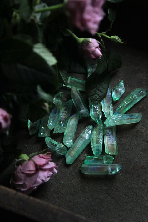 Heathen Heart, Pagan Pride Crystal Aesthetic, Wallpaper Pastel, Witch Aesthetic, Witchy Vibes, Green Witch, Minerals And Gemstones, Aura Quartz, Character Aesthetic, Green Aesthetic