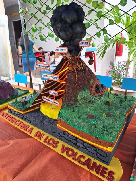 School Volcano Project, 3d Volcano Project, Kids Science Projects For School, Creative Science Fair Projects, Science Project Volcano, Geography Working Model Ideas, Volcano Art Project, Volcano Project Ideas, 6th Grade Science Fair Projects Ideas