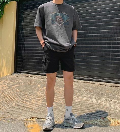 Outfit Cowo, Short Cargo Pants, Outfit Cowok, Kpop Fashion Men, Short Cargo, Minimalist Fashion Men, Mens Shorts Outfits, Mens Casual Outfits Summer, Black Army