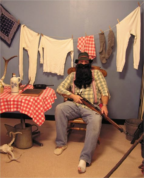 Hillbilly - minus the dude with the firearm :) Clothesline with handkerchiefs, tshirts & socks would work, though! Hee Haw Party Ideas, Hillbilly Halloween Decorations, Hillbilly Theme Party, Hee Haw Decorations, Hill Billy Party, Hillbilly Christmas Party, Hillbilly Party Decorations, Hillbilly Decorations, Hillbilly Decor