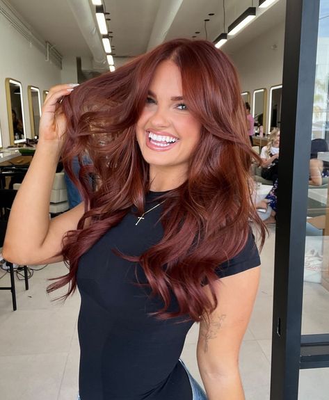 Copper Burgundy Brown Hair, Mahagony Copper Hair, Mahogany Copper Hair Color, Mahagoni Hair Color, Brown Skin Tone Hair Color Ideas, Auburn Hair Outfits, Copper And Burgandy Hair, Copper Red Hair Brown Skin, Copper Mahogany Hair Color