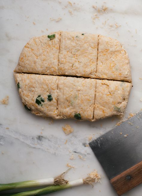 Scallion Cheesy Beer Bread Biscuits Easy Biscotti, Chive Scones, Cheddar Scones, Cheese Scone Recipes, Edam Cheese, Bread Biscuits, Cheese Scones, Savory Scones, Garlic Cheese Bread