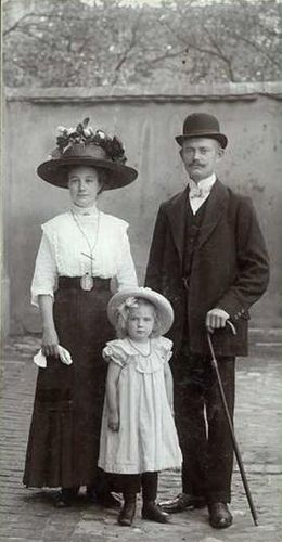 the Hatlers... Ha a family photo. cool..really Vintage Family Photos, Vintage Family, Portrait Vintage, Old Photography, Photography Vintage, Images Vintage, Family Photo Outfits, Edwardian Era, Vintage Portraits