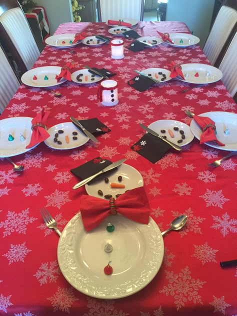 Snowman Centerpiece Ideas Table, Snowman Table Decorations, Snowman Place Setting Ideas, Snowman Tablescape, Snowman Table Setting, Snowman Themed Table Decor, Snowman Table Centerpieces, Snowman Centerpieces Diy Table Decorations, Snowman Dinner Setting