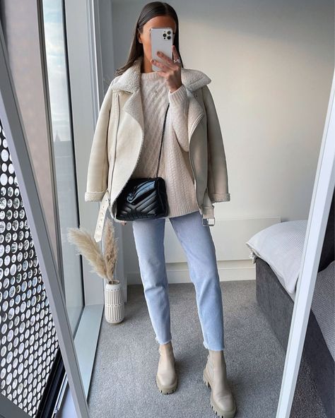 Aesthetic Traveling, Traveling Aesthetic, Chelsea Boots Outfit, Beige Boots, Packing Ideas, Outfit Chic, Beige Outfit, Sporty Chic, Autumn Outfit