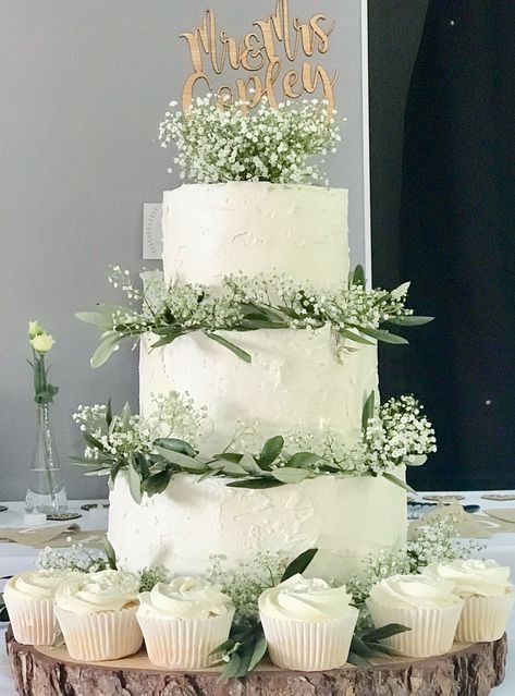 Cake With Olive Leaves, Gypsophila Wedding Cake, Gypsophila Cake, Olive Leaves Wedding, Wedding Cake Olive Leaves, Types Of Wedding Cakes, Gypsophila Wedding, Country Wedding Cakes, Black Wedding Cakes