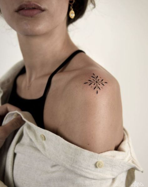 Cool Artsy Tattoos, Tatoos Woman Shoulder, Jewelry Tattoos For Women, Tiny Shoulder Tattoos For Women, Spain Inspired Tattoo, Ornamental Shoulder Tattoo, Tattoo On Shoulder, Vogel Tattoo, Kunst Tattoos